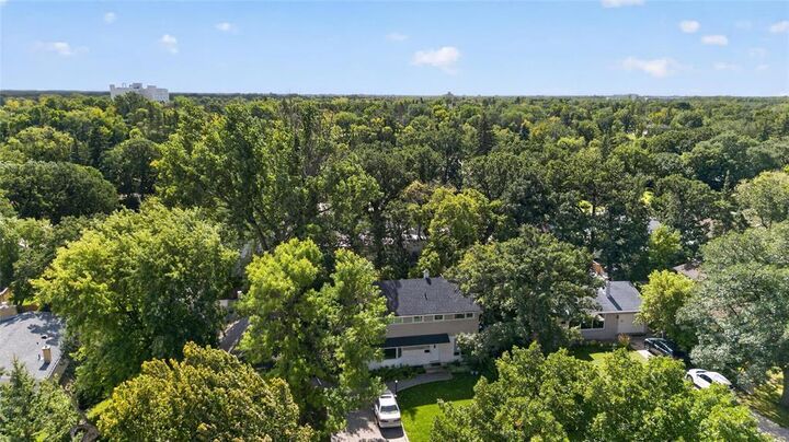 Property Photo: 2514 Pinewood Drive MB R3J 0C4