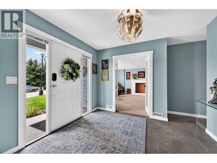 Photo de la propriété:  3445 Navatanee Drive  BC V2H 1S1 