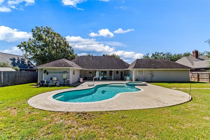 Property Photo: 55 Silver Lace Court TX 77566
