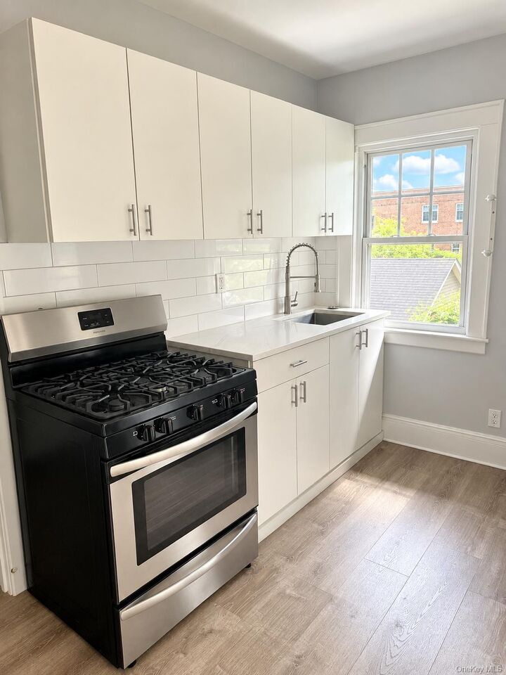 Property Photo:  38 Carpenter Avenue 3  NY 11563 
