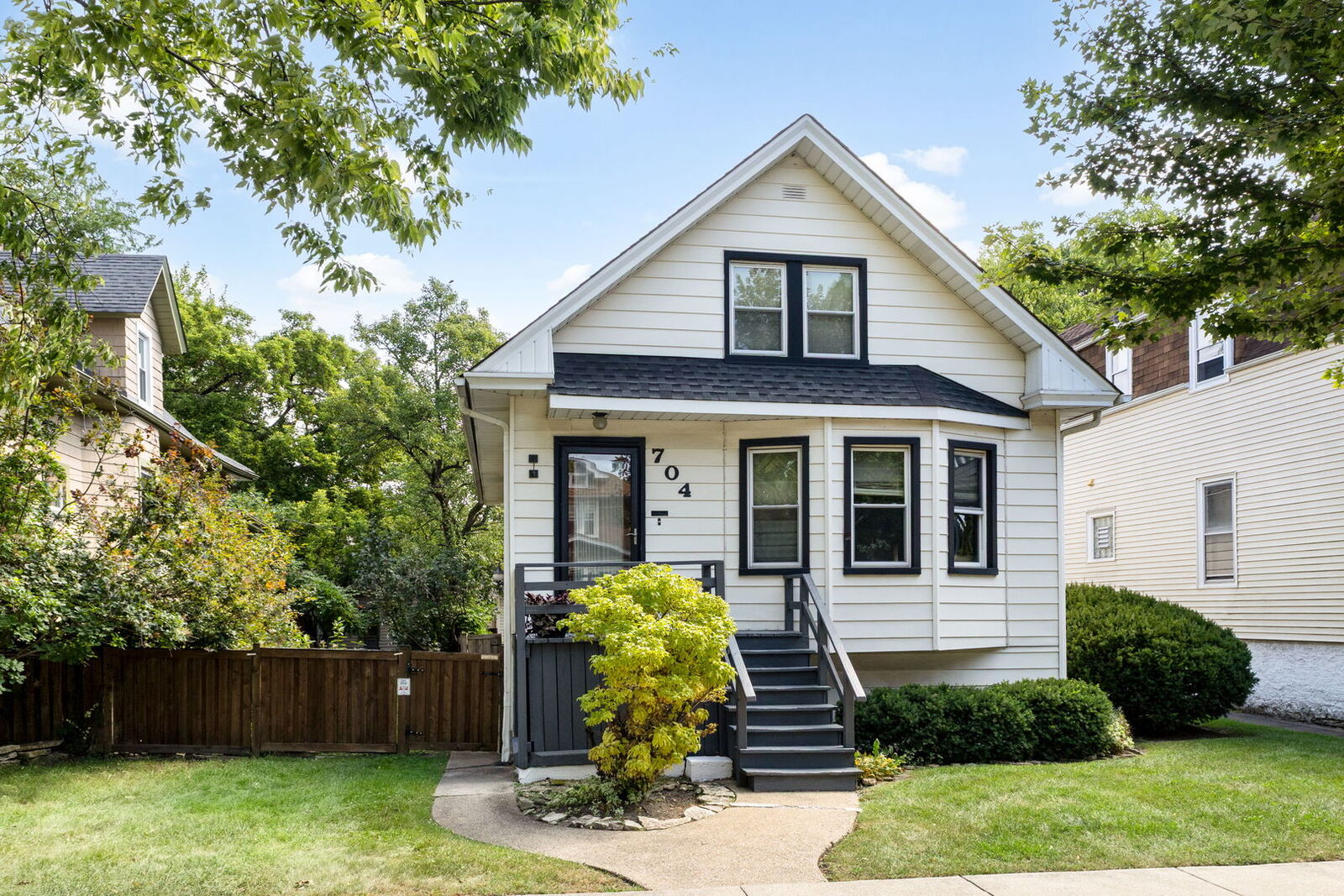 Property Photo: 704 S Harvey Avenue IL 60304