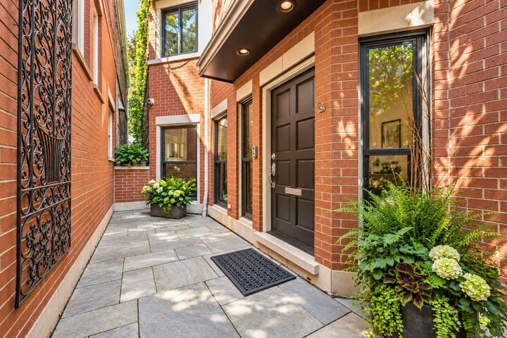 Property Photo:  2452 N Janssen Avenue  IL 60614 
