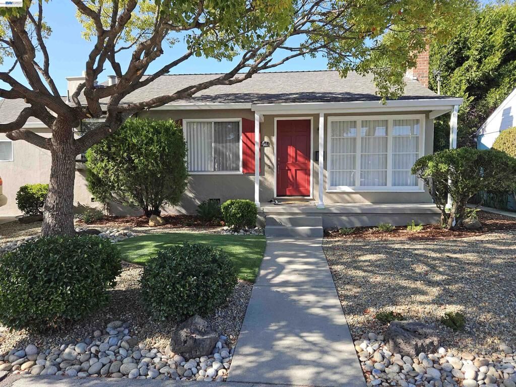 Property Photo:  2220 Farley St  CA 94546 