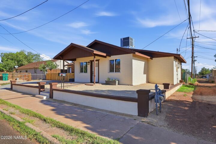 Property Photo:  108 E Oak Street  AZ 86047 