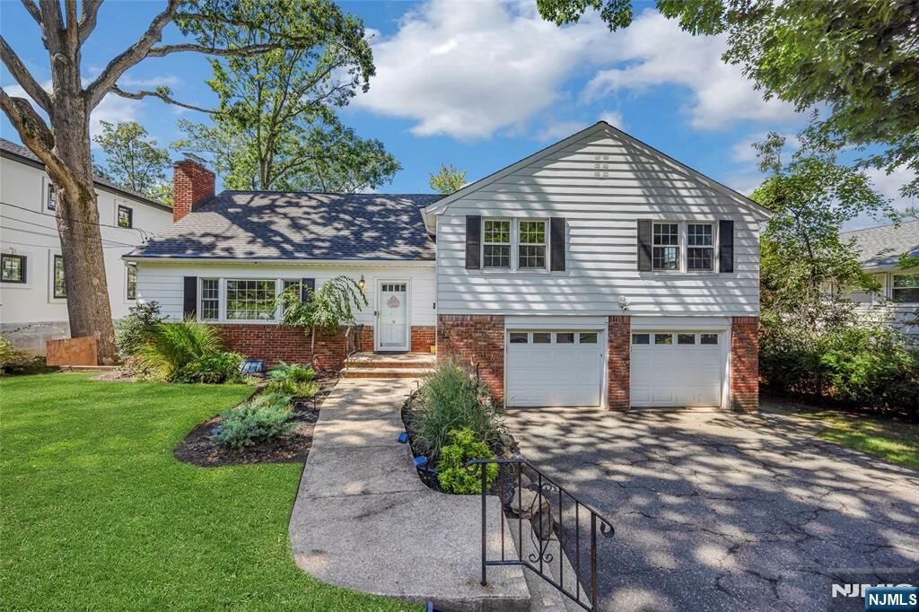 Property Photo:  9 Edgewood Avenue  NJ 07052 