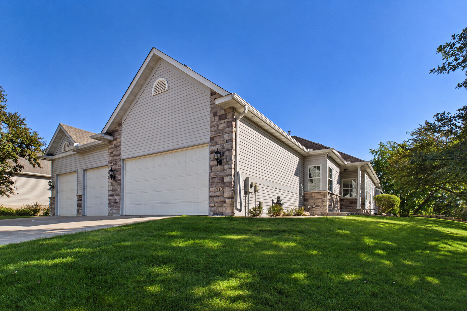 Property Photo:  710 Gilfillan Lane  MN 55127 