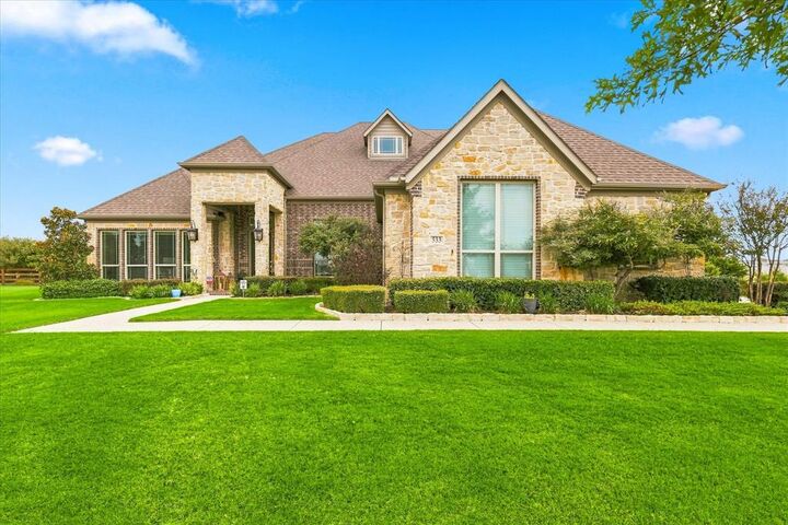 Property Photo: 533 Eastmeadow Lane TX 76226