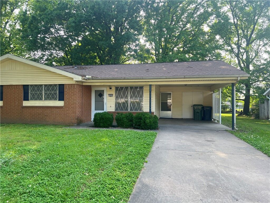 Property Photo: 804 S 21st Street AR 72758