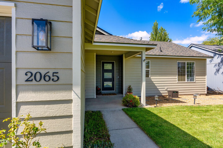 Property Photo:  2065 SW 35th Street  OR 97756 