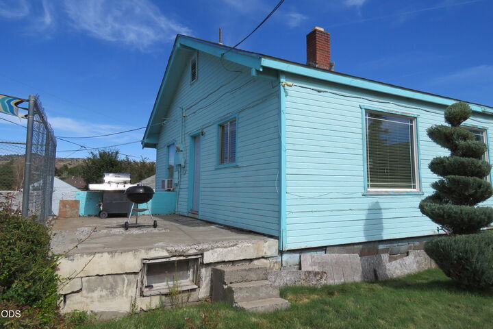 Property Photo:  905 N 9th Street  OR 97601 