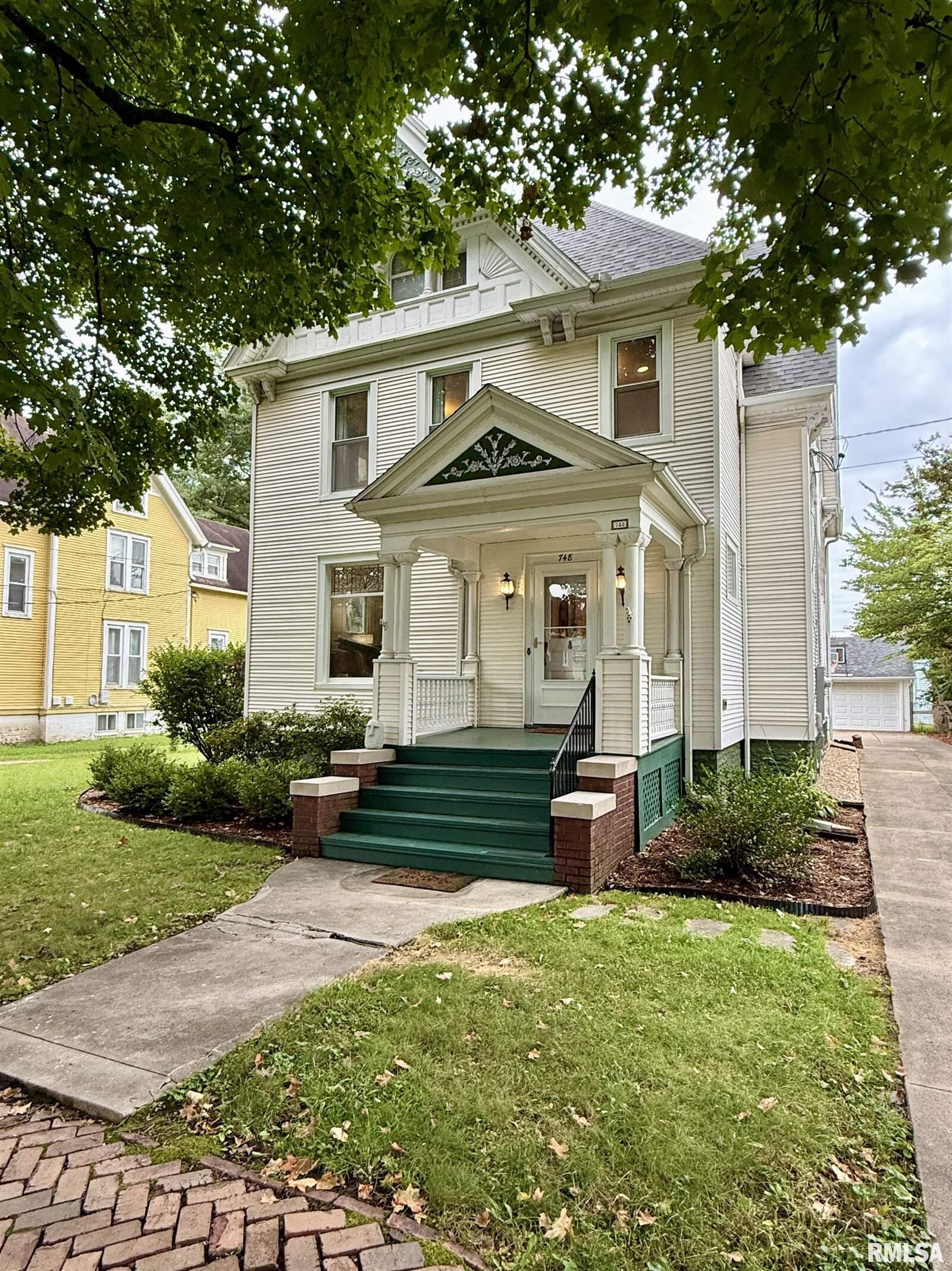 Property Photo:  748 Bateman Street  IL 61401 
