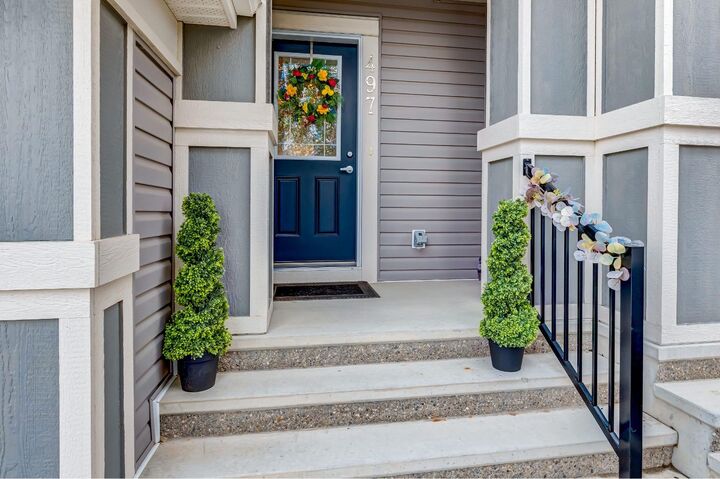 Property Photo:  497 Hillcrest Road SW  AB T4B 4T8 