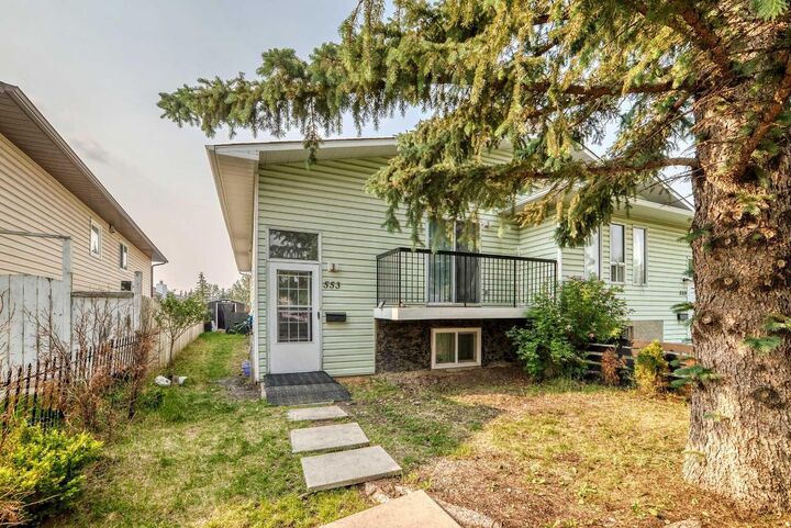 Property Photo:  553 Macewan Drive NW  AB T3K 3R2 