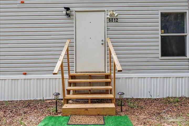 Property Photo: 6812 Rolling Hills Rd FL 32505