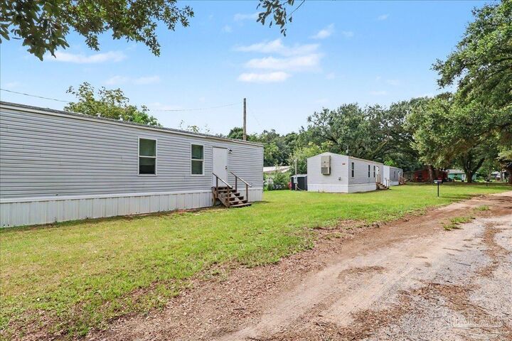 Property Photo: 6804 Rolling Hills Rd FL 32505