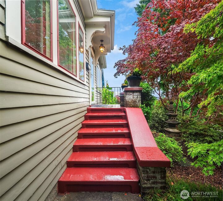 Property Photo:  2609  Queen Anne Avenue N  WA 98126 
