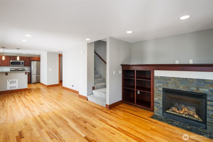 Property Photo: 5260 Brooklyn Avenue NE B WA 98105