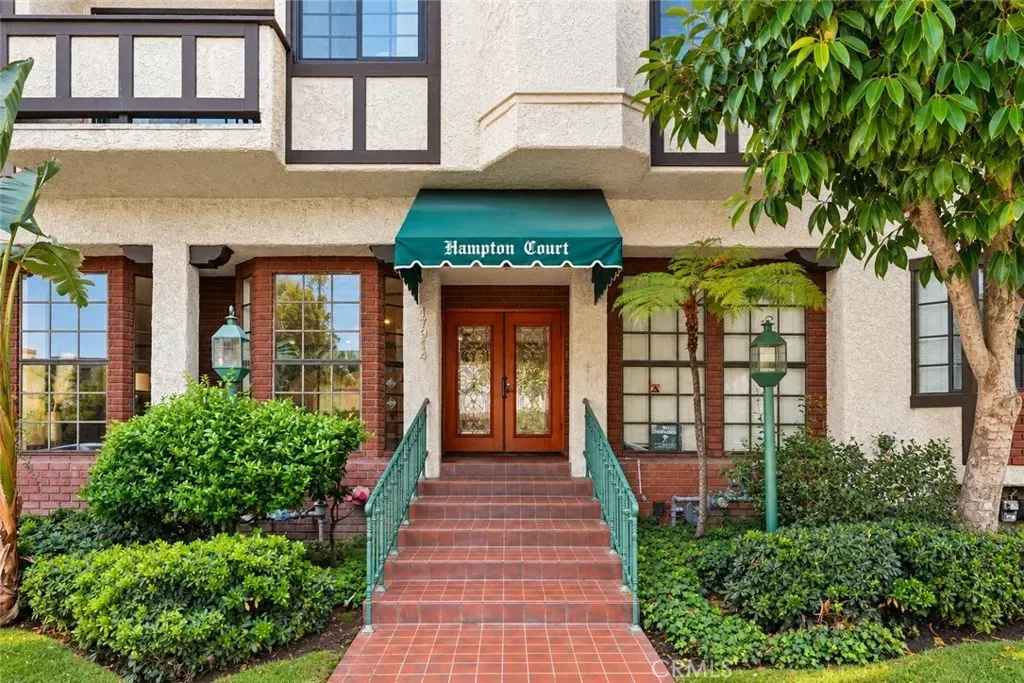 Property Photo:  17914 Magnolia Boulevard 135  CA 91316 