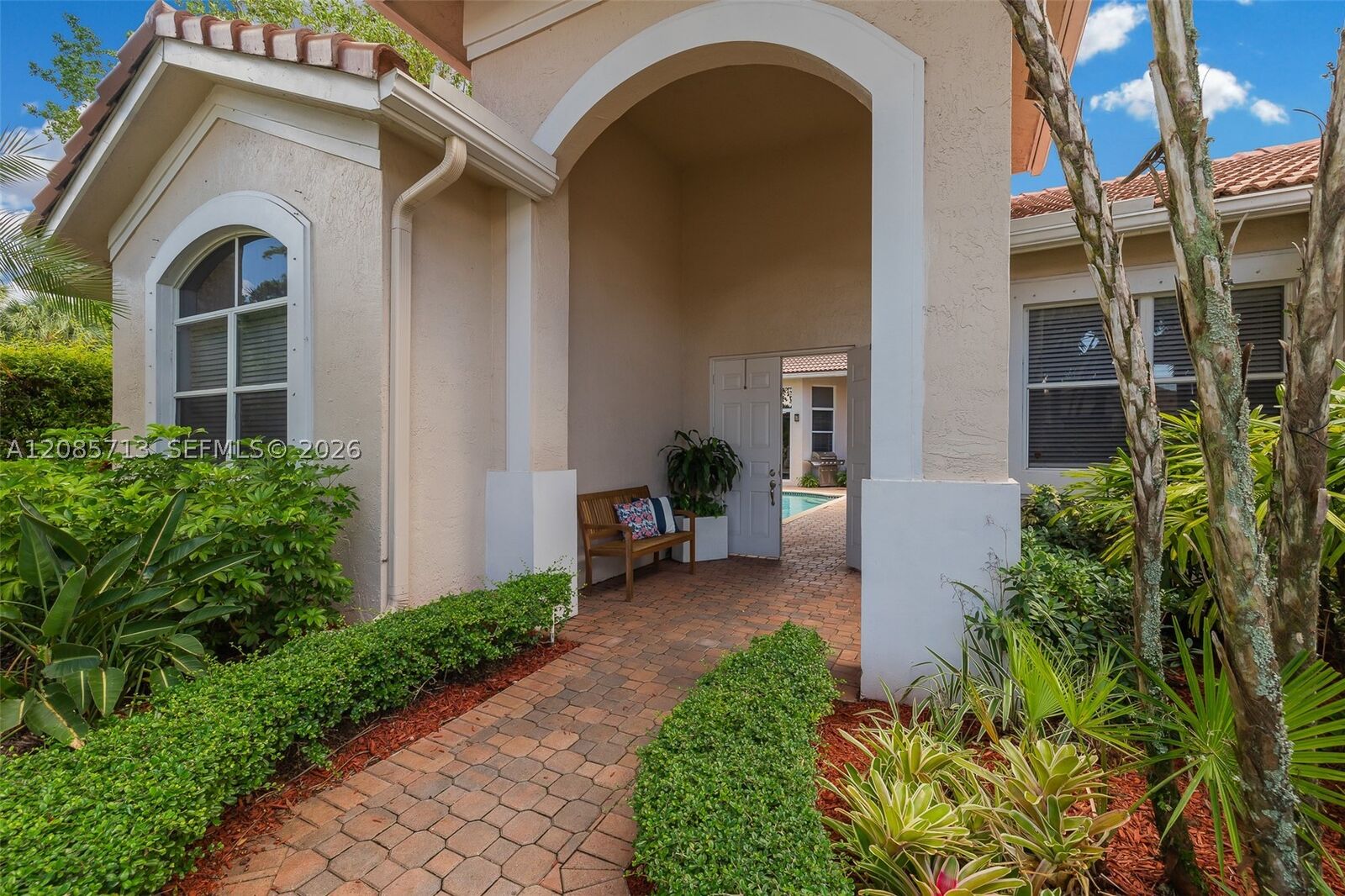 Property Photo: 1604 Victoria Pointe Ln FL 33327