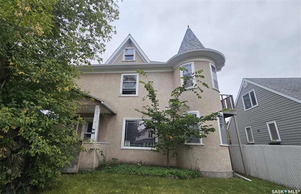 Property Photo: 79 Lillooet Street E SK S6H 4S3
