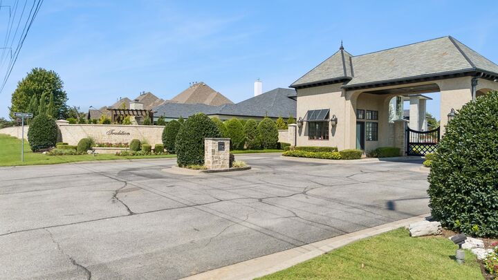 Property Photo: 6007 E 109th Place OK 74137