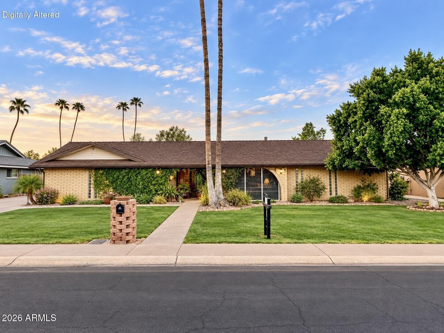 Property Photo: 19 E Canterbury Court AZ 85022