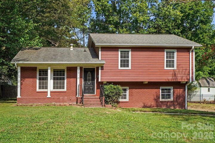 Property Photo:  6910 Wrentree Drive  NC 28210 