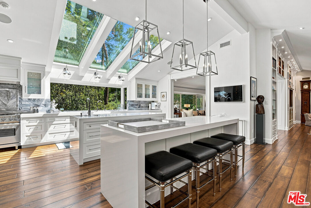 Property Photo: 3235 Oakdell Ln CA 91604