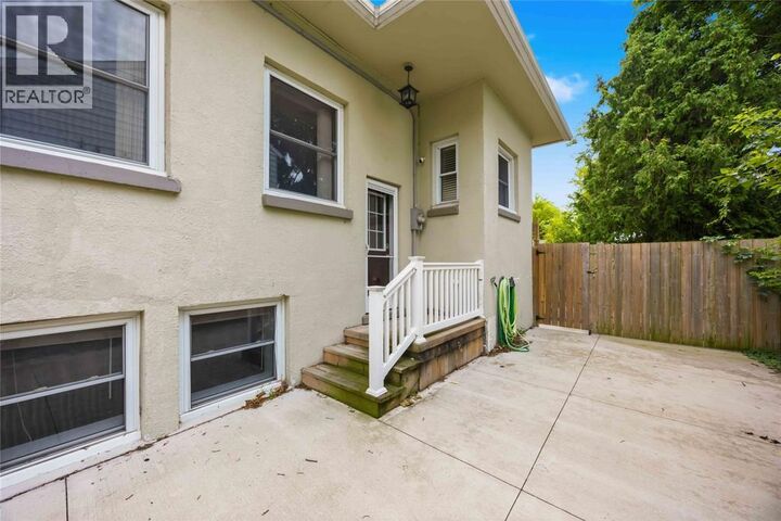 Photo de la propriété: 751 Ross Avenue ON N7T 1K4