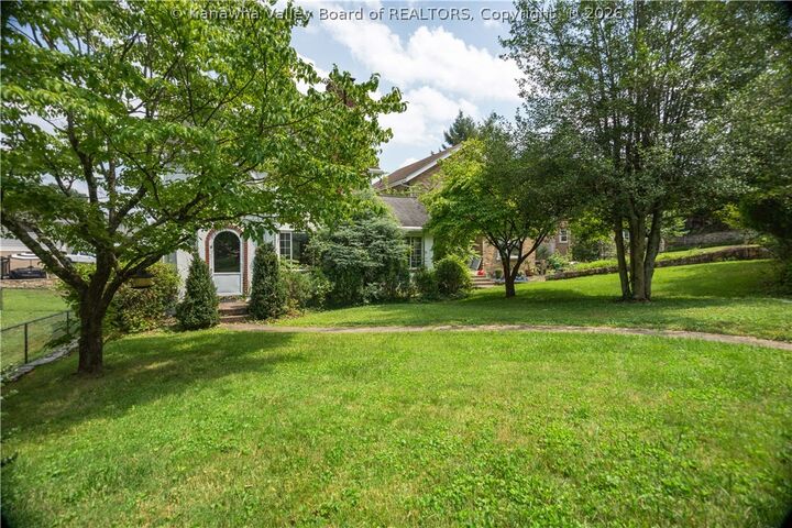 Property Photo: 1110 Oakmont Road WV 25314