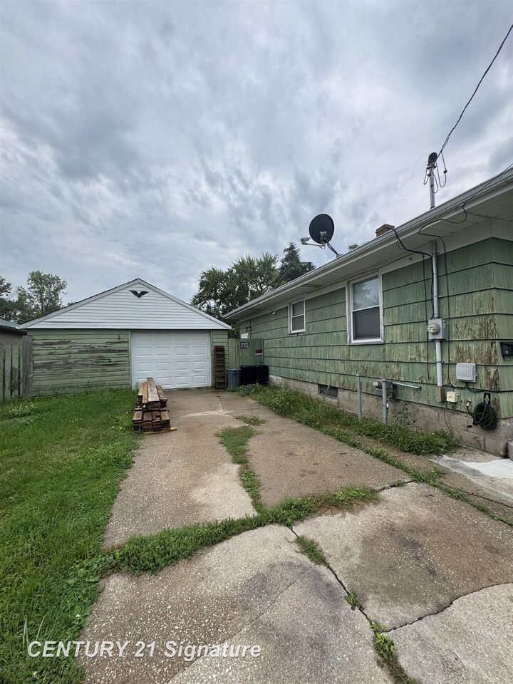 Property Photo:  1551 Gilbert Street  MI 48602 