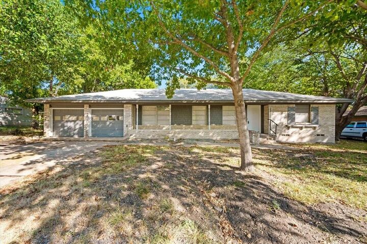 Property Photo:  305 Valleyglen Drive  TX 75115 