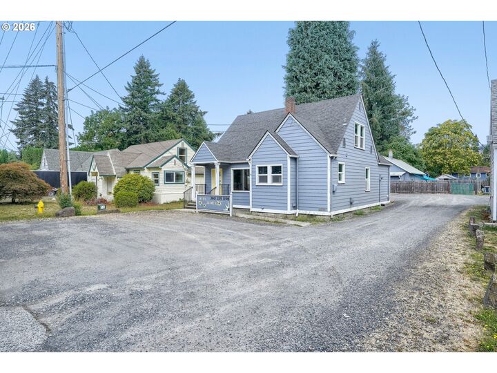 Property Photo:  853 E St  WA 98671 
