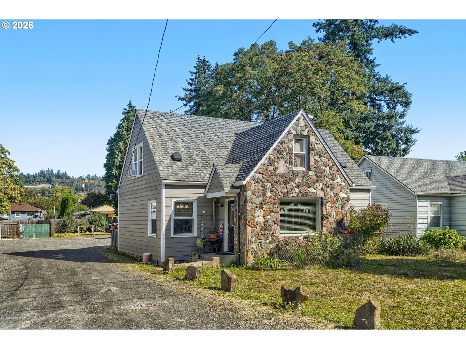 Property Photo:  863 E St  WA 98671 