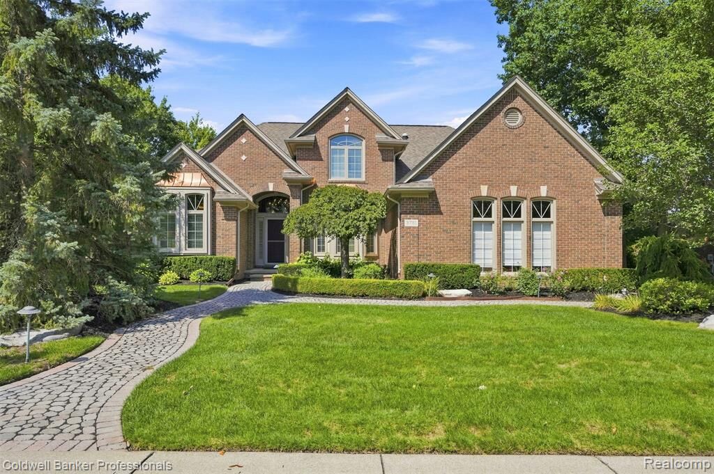 Property Photo:  3751 Lake Forest Drive  MI 48314 
