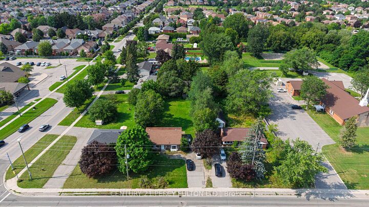 Property Photo: 1906 Rossland Road E ON L1N 3P5