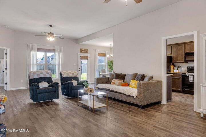 Property Photo: 212 Burndap Way LA 70507