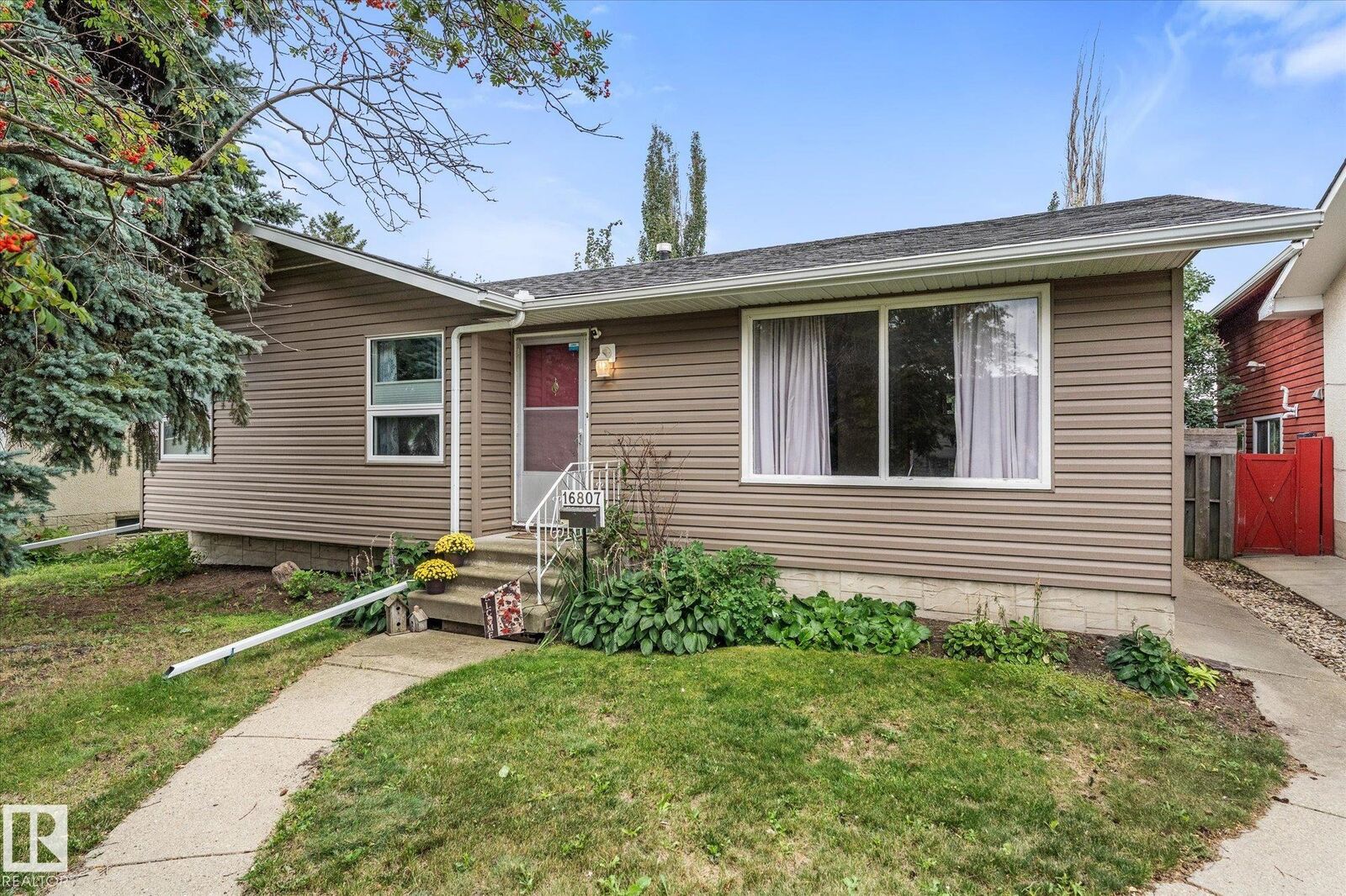 Property Photo:  16807 98 Avenue NW  AB T5P 0G9 