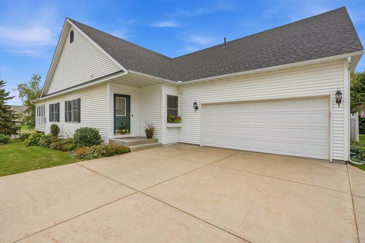 Property Photo:  802 Saint Lawrence Drive  MN 55057 