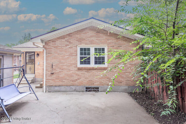 Property Photo:  3608 Estate Dr  KY 40216 