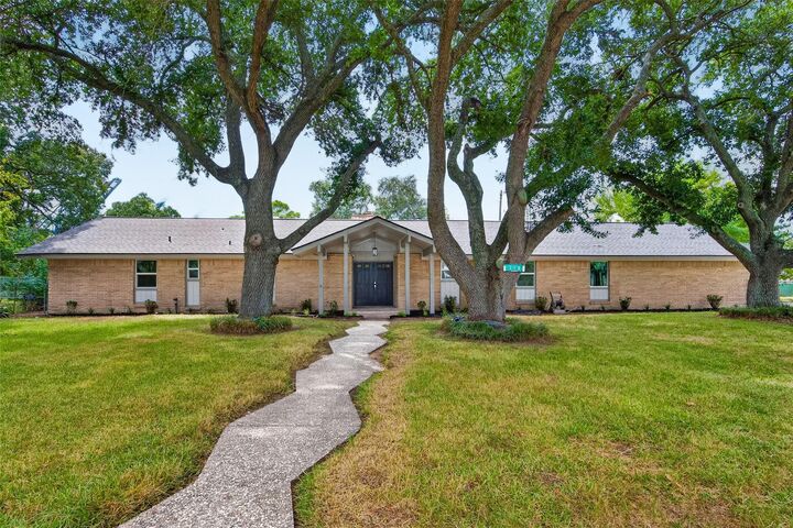 Property Photo: 218 Bay Colony Circle TX 77571