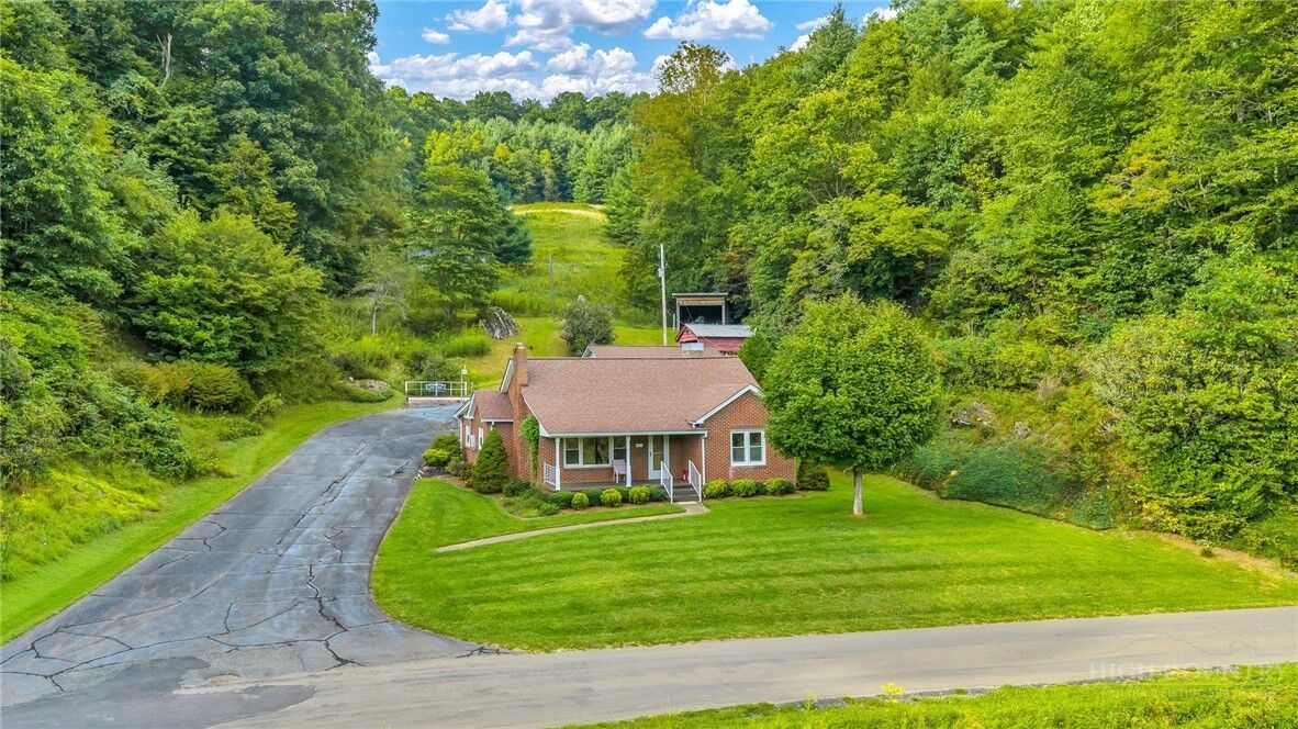 Property Photo:  4908 Railroad Grade  NC 28684 