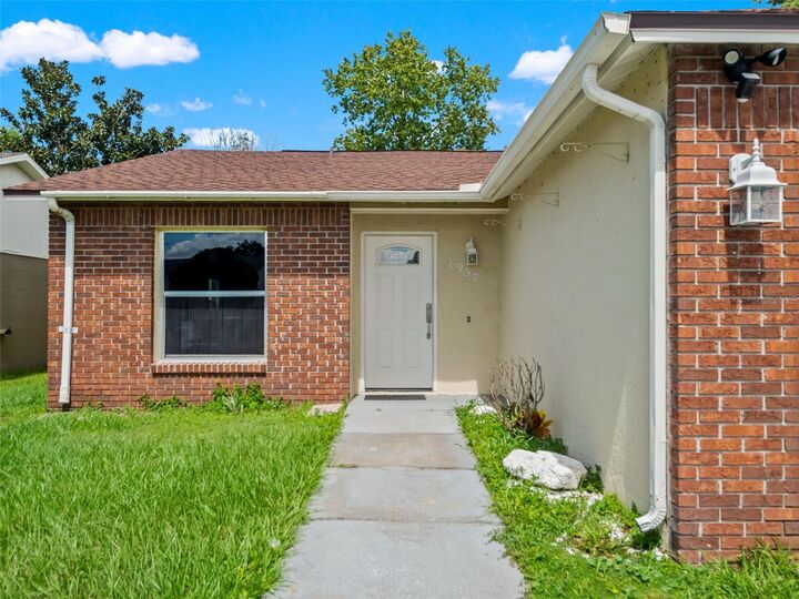 Property Photo:  8937 Valencia Gardens Drive  FL 32825 
