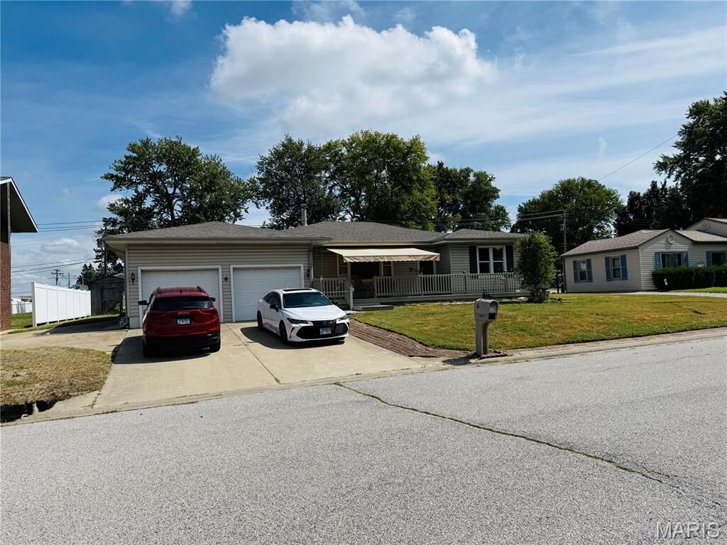 Property Photo:  6 Orlando Place  IL 62208 