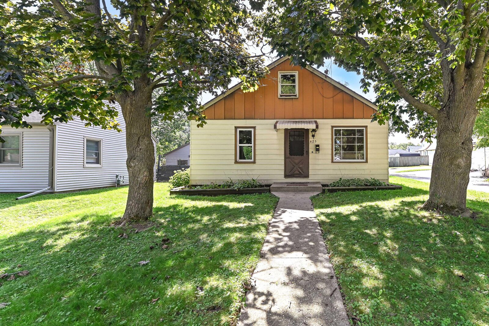 Property Photo: 425 Maple Ave WI 53027