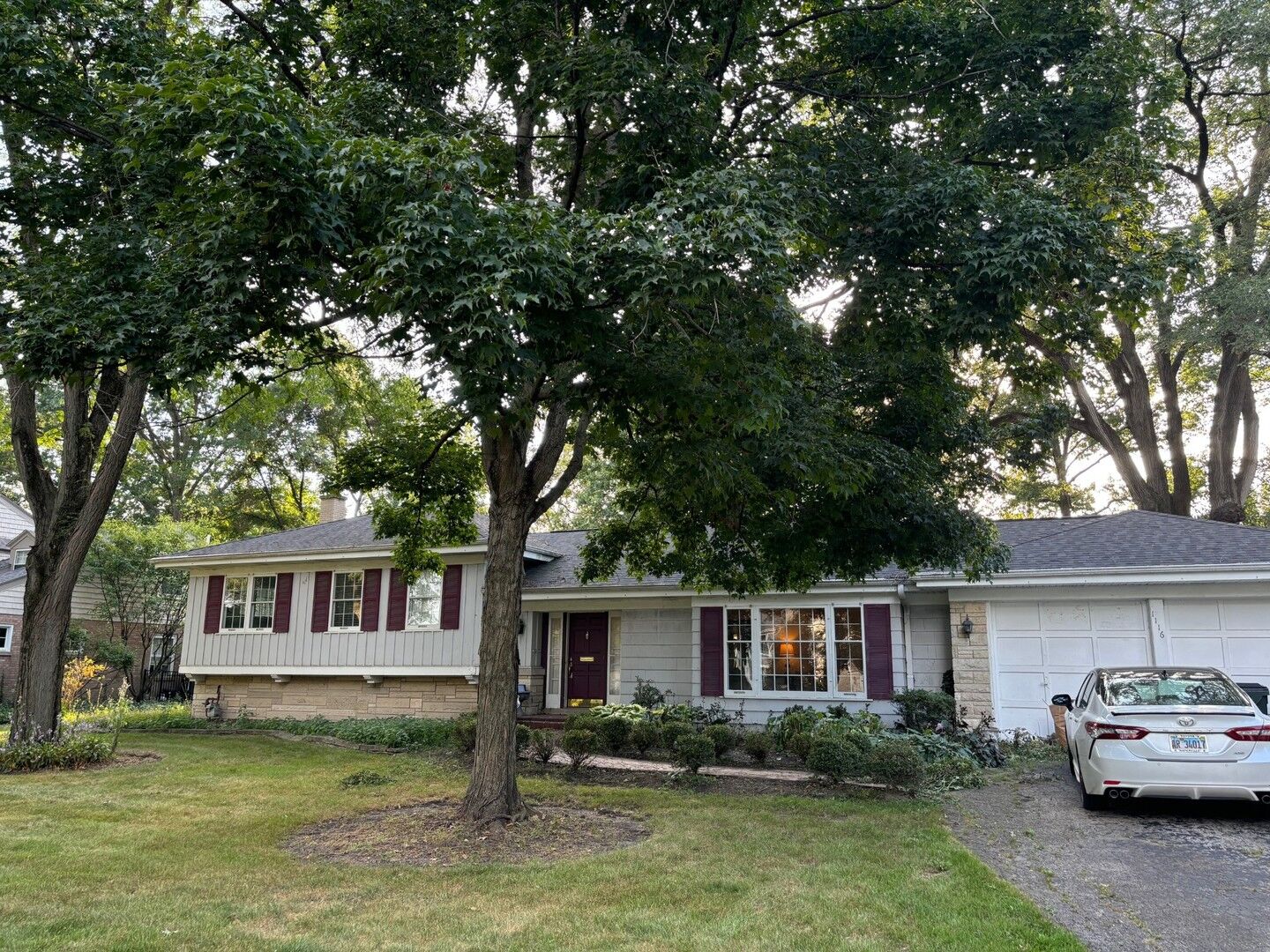 Property Photo:  1116 Woodview Road  IL 60527 