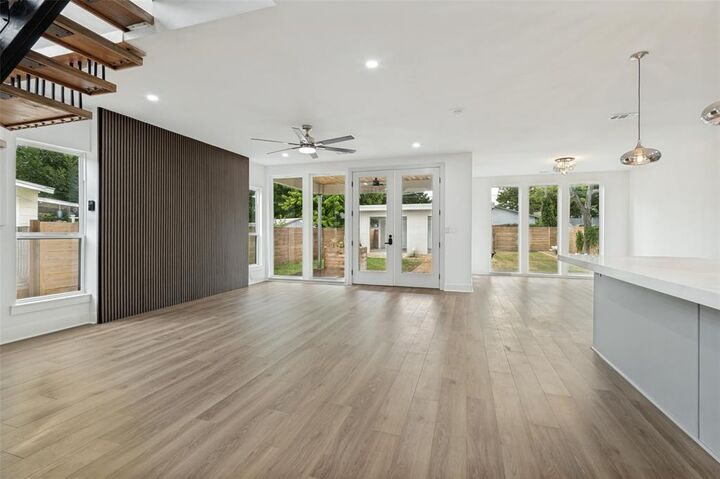 Property Photo: 514 S Marlborough Avenue TX 75208
