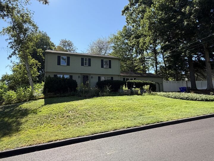 Property Photo:  8 Robin Rd  MA 01757 