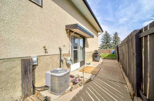 Property Photo:  2009 23 Street N  AB T1H 4K3 