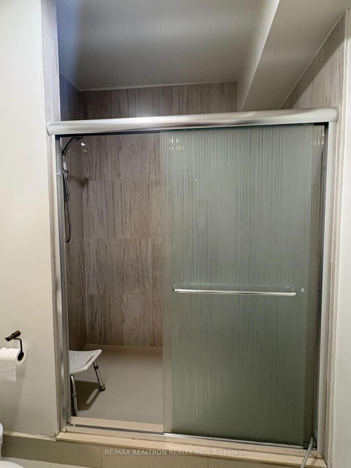 Property Photo:  198 Centre Street Lower  ON L4J 1G6 
